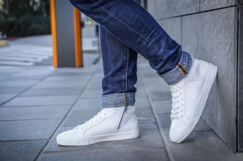 Białe buty męskie: modne stylizacje, które zachwyca każdego Białe buty męskie: modne stylizacje, które zachwyca każdego
