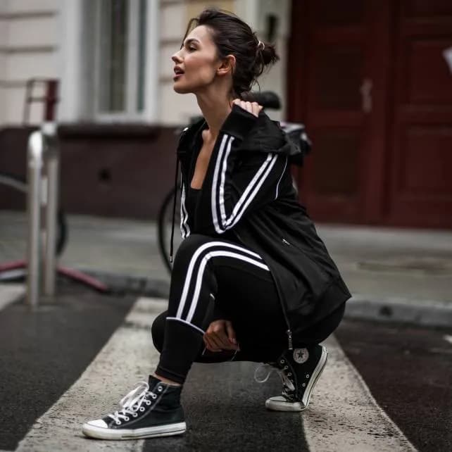Stylowe spodnie dresowe damskie: modne stylizacje na każdą okazję Stylowe spodnie dresowe damskie: modne stylizacje na każdą okazję