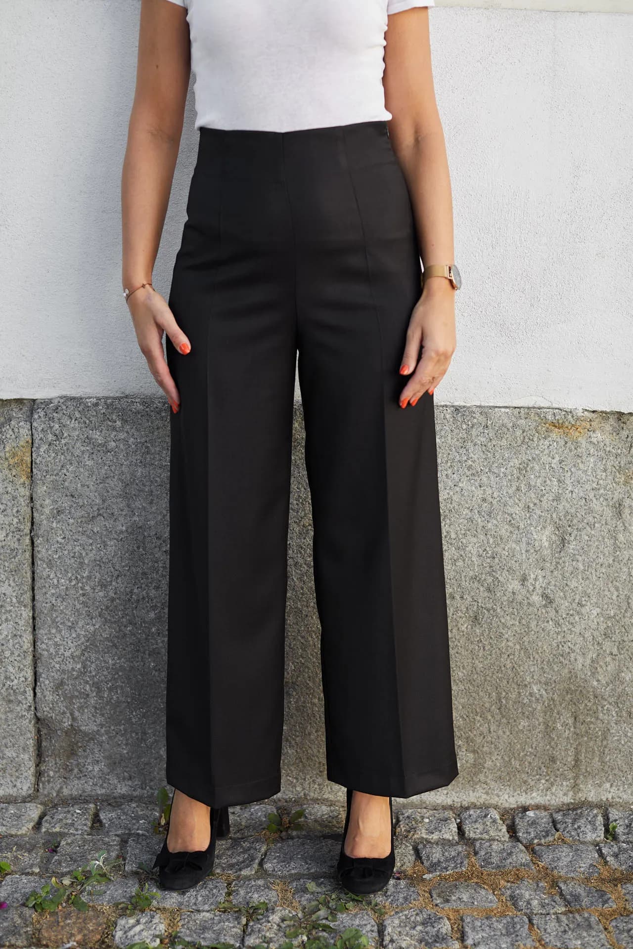 Czarne szerokie spodnie: modne stylizacje, które zawstydzą inne outfity Czarne szerokie spodnie: modne stylizacje, które zawstydzą inne outfity