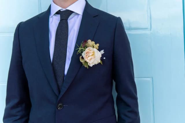 Idealny krawat do granatowego garnituru. Elegancki look na wesele bez wpadki Idealny krawat do granatowego garnituru. Elegancki look na wesele bez wpadki