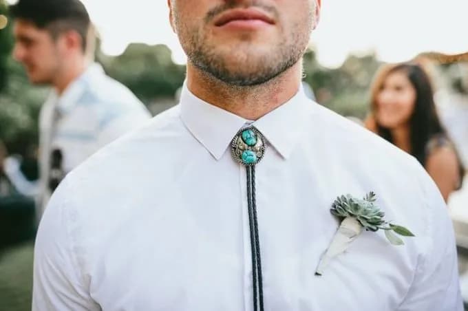 Co zamiast krawata? 7 stylowych alternatyw dla mężczyzn Co zamiast krawata? 7 stylowych alternatyw dla mężczyzn