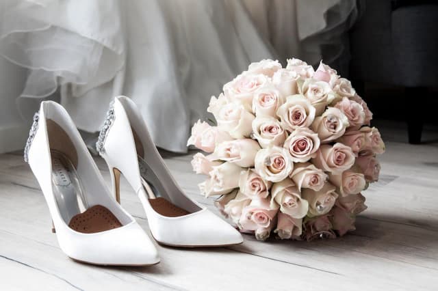 Idealne buty do sukni ślubnej princessa: Jak wybrać eleganckie i wygodne obuwie Idealne buty do sukni ślubnej princessa: Jak wybrać eleganckie i wygodne obuwie